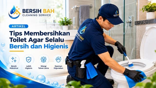 Teknisi Bersih Bah menyikat bagian dalam toilet di kamar mandi